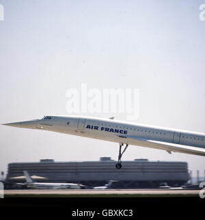 Années 1970, un Concorde Air France, un jet supersonique français, à l'atterrissage à l'aéroport Charles de Gaulle, Paris, France. Banque D'Images