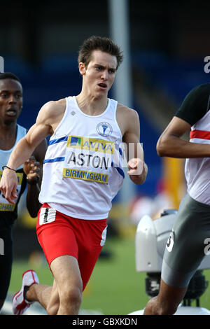 Ed Aston participe au 800m masculin lors des épreuves mondiales d'Aviva et des championnats du Royaume-Uni au stade Alexander, à Birmingham. Banque D'Images