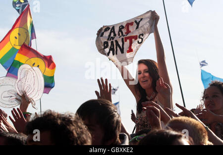 Les amateurs de festival regardent Lily Allen jouer au festival de musique T in the Park à Balado, Perth et Kinross. Banque D'Images