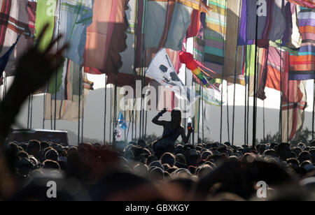 Les amateurs de festival regardent Snow Patrol jouer au festival de musique T in the Park à Balado, Perth et Kinross. Banque D'Images