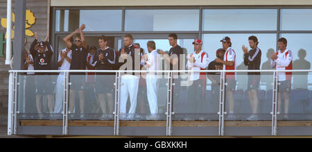 Le capitaine d'Angleterre Andrew Strauss (à gauche) dirige le reste des joueurs en applaudissant James Anderson et Monty Panesar du terrain après qu'ils ont quitté le dernier jour pour gagner un tirage au sort lors du 1er test contre l'Australie au cinquième jour du premier match du npower Test à SophiaJardins, Cardiff. Banque D'Images