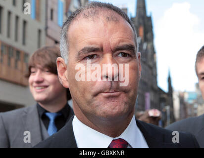 L'ancien socialiste MSP Tommy Sheridan arrive à la haute Cour d'Édimbourg, où lui et sa femme Gail comparaissent sur des accusations de parjure dans le cadre de son affaire de diffamation dans le journal. Banque D'Images