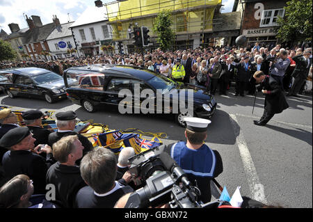 Le chef Mourner arque sa tête comme huit corbillards transportant les corps de huit soldats britanniques tués pendant les 24 heures les plus sanglants de l'armée en Afghanistan, font leur chemin à travers le village de Wootton Bassett dans le Wiltshire. Banque D'Images