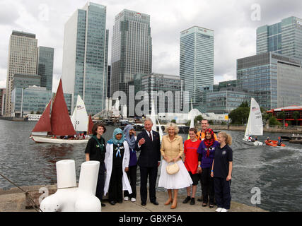 Le Prince de Galles et la duchesse de Cornwall (au centre) devant Canary Wharf avec des membres du projet scout des Dockland, lors d'une visite au projet scout des Dockland, à Docklands, dans l'est de Londres. Banque D'Images