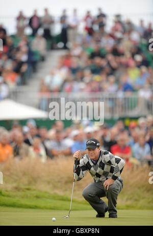 Tom Watson, des États-Unis, fixe son putt sur le 18ème green pendant la première journée du championnat ouvert au Turnberry Golf Club. Banque D'Images