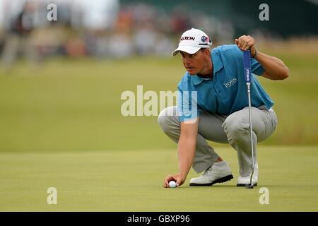 Henrik Stenson fait la queue sur le green lors de la première journée du championnat Open au Turnberry Golf Club. Banque D'Images