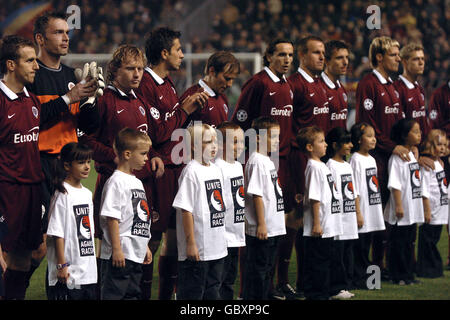 Les joueurs de Sparta Prague s'alignent avant le match avec mascottes portant des t-shirts Unite contre le racisme Banque D'Images