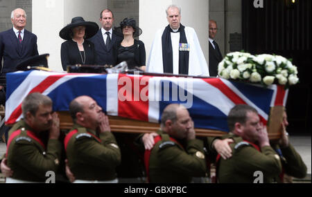 (De gauche à droite) les membres de la famille; le père John, la mère Veronica, la veuve Sally et l'aumônier principal Paul Wright assistent aux funérailles du lieutenant-colonel Rupert Thorneloe, commandant des gardes gallois du 1er Bataillon, qui a été tué en Afghanistan le 1er juillet, à la Chapelle des gardes, caserne Wellington, à Londres. Banque D'Images