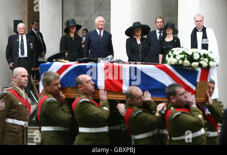 Le cercueil du lieutenant-colonel Rupert Thorneloe est transporté dans la chapelle de la Garde dans le centre de Londres, comme son épouse Sally Thorneloe (2e droite), son père, le major John Thorneloe (centre), sa mère Veronica (centre, droite), sa sœur Jessica (centre, gauche) et l'aumônier principal Paul Wright (droite) le regardent.Lieutenant-colonel Rupert Thorneloe, commandant des gardes gallois du 1er Bataillon, tué en Afghanistan le 1er juillet, ses funérailles ont eu lieu à la Chapelle des gardes, caserne Wellington, Londres. Banque D'Images