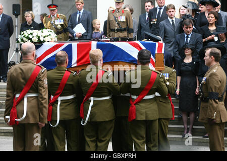 Le cercueil du lieutenant-colonel Rupert Thorneloe est réalisé à partir de la chapelle de la Garde dans le centre de Londres, comme l'épouse Sally Thorneloe (2e à droite) regarde dessus. Banque D'Images