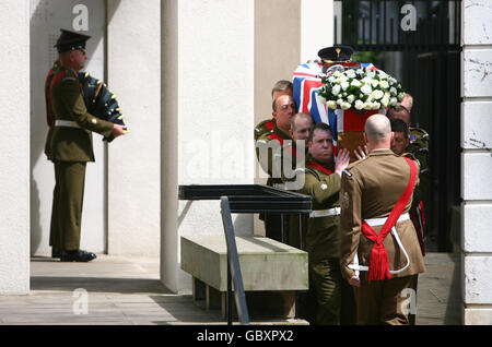 Le cercueil du lieutenant-colonel Rupert Thorneloe est réalisé à partir de la chapelle de la Garde dans le centre de Londres. Banque D'Images