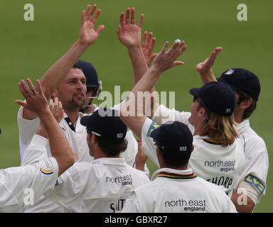 Steve Harrison, de Durham, célèbre après avoir pris le cricket du batteur du Nottinghamshire Matthew Wood lors d'un match de championnat de Liverpool Victoria à Trent Bridge, Nottingham. Banque D'Images