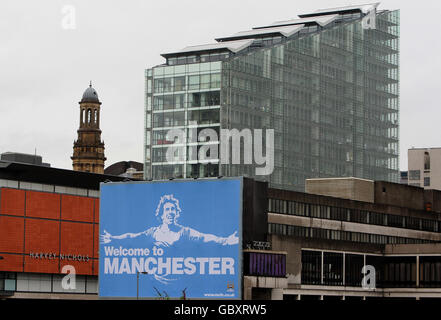Une affiche Manchester City FC portant le visage de la nouvelle signalétique et ancien attaquant de Manchester United Carlos Tevez, dans le centre-ville. Banque D'Images
