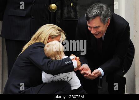 Le Premier ministre Gordon Brown rencontre Alfie McAnespie, âgée de 18 mois, qui a recueilli plus de 1000 000 personnes pour la charité Help for Heroes, qui aide les militaires blessés et sa mère Anja (à gauche) au 10 Downing Street, Londres. Le premier ministre a remercié l'enfant pour son aide à l'appui de l'organisme de bienfaisance. Banque D'Images