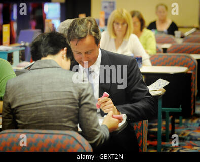 Le chef du parti conservateur David Cameron joue du bingo à Norwich, où il faisait campagne pour l'élection partielle de Norwich North. Banque D'Images