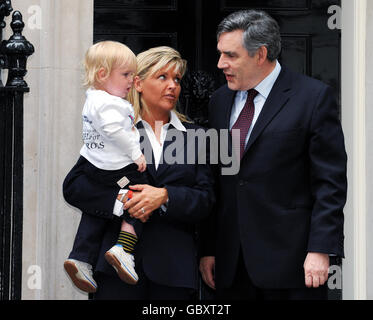 Le Premier ministre Gordon Brown rencontre Alfie McAnespie, âgée de 18 mois, qui a recueilli plus de 1000 000 personnes pour la charité Help for Heroes, qui aide les militaires blessés et sa mère Anja (au centre) au 10 Downing Street, Londres. Le premier ministre a remercié l'enfant pour son aide à l'appui de l'organisme de bienfaisance. Banque D'Images