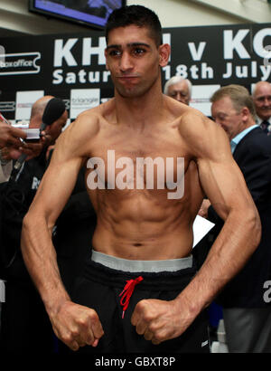 Boxe - Amir Khan / Andreas Kotelnik - Weigh-in - Triangle Centre.Amir Khan, en Grande-Bretagne, pose pendant la pesée au centre commercial Triangle, à Manchester. Banque D'Images