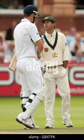 Kevin Pietersen, de l'Angleterre, parle au capitaine de l'Australie Ricky Ponting (à droite) pendant la troisième journée du deuxième match du npower Test à Lord's, Londres. Banque D'Images