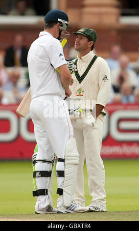 Kevin Pietersen, de l'Angleterre, parle au capitaine de l'Australie Ricky Ponting (à droite) pendant la troisième journée du deuxième match du npower Test à Lord's, Londres. Banque D'Images