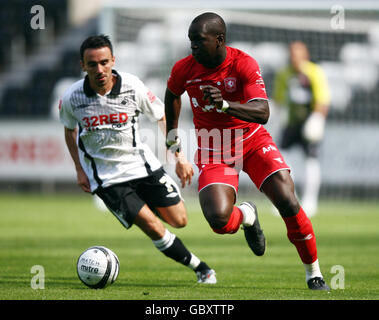 Le FC Twente Cheick Tiote s'éloigne de Leon Britton de Swansea lors du match amical d'avant-saison au Liberty Stadium, à Swansea. Banque D'Images