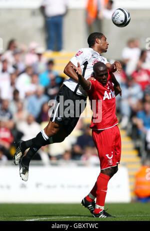 Football - Preseason friendly - Swansea City v FC Twente - The Liberty Stadium.Ashley Williams, de Swansea, remporte un titre au-dessus de Blaise n'Kufo, du FC Twente, lors du match amical d'avant-saison au Liberty Stadium, à Swansea. Banque D'Images