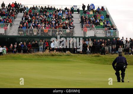 Le Tom Watson des États-Unis a créé un putt pendant la troisième journée du Championnat d'Open au Turnberry Golf Club. Banque D'Images