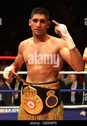 Boxe - WBA poids-lourd léger titre - Amir Khan v Andreas Kotelnik - MEN Arena.Amir Khan célèbre sa victoire sur Andreas Kotelnik lors du match de WBA Light-welterweight à la MEN Arena, Manchester. Banque D'Images