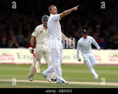 Andrew Flintooff, de l'Angleterre, célèbre le cricket de Simon Katich, en Australie, au cours du quatrième jour du deuxième match du npower Test à Lord's, Londres. Banque D'Images