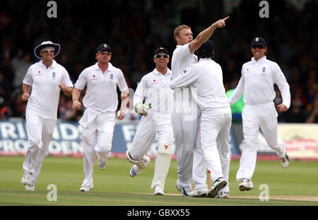 Andrew Flintooff, en Angleterre, est félicité par ses coéquipiers après avoir pris le cricket de Simon Katich, en Australie, au cours du quatrième jour du deuxième match du npower Test à Lord's, Londres. Banque D'Images