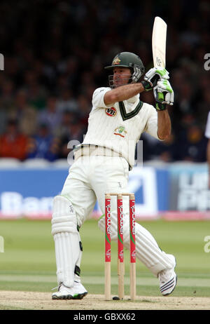 Le capitaine de l'Australie, Ricky Ponting, sort des oignons Graham d'Angleterre au cours du quatrième jour du deuxième match du npower Test à Lord's, Londres. Banque D'Images