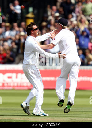 Graeme Swann (à gauche), en Angleterre, célèbre le match de cricket de Michael Hussey, en Australie, avec son coéquipier Paul Collingwood, au cours du quatrième jour du deuxième match de npower Test à Lord's, Londres. Banque D'Images
