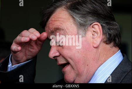 Le député conservateur Ken Clarke lors d'une visite à Aquaterra Energy à Norwich, tout en se délectant devant l'élection partielle de Norwich North jeudi. Banque D'Images