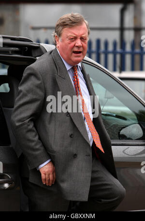 Le député conservateur Ken Clarke arrive à Aquaterra Energy à Norwich, tout en se délectant devant l'élection partielle de Norwich North jeudi. Banque D'Images