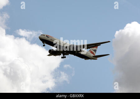 Un Boeing 767 de British Airways atterrit à l'aéroport de Heathrow, Middlesex. APPUYEZ SUR ASSOCIATION photo. Date de la photo: Lundi 20 juillet 2009. Le crédit photo devrait se lire comme suit : Steve Parsons/PA Wire Banque D'Images