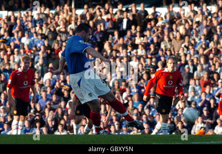 David Unsworth, de Portsmouth, a obtenu le score de la zone de pénalité pour le Premier but contre Manchester United Banque D'Images