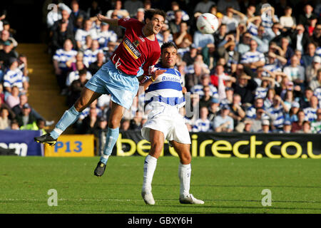 Football - Championnat de la ligue de football Coca-Cola - Queens Park Rangers v Burnley.Jean Louis Valois de Burnley (l) remporte un titre au-dessus de Marcus Bignot des Queen's Park Rangers (r) Banque D'Images