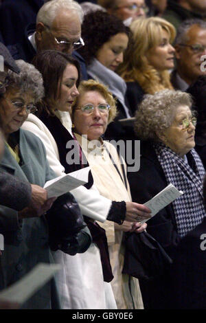 Soccer - Brian Clough Memorial Service - Pride Park.Barbara (manteau blanc), femme de Brian, et Elizabeth, fille au service commémoratif de Brian Clough Banque D'Images