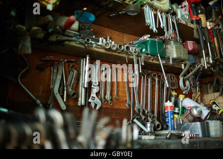 Vieux outils accroché au mur dans l'atelier Banque D'Images