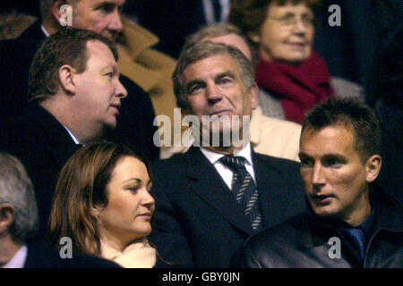 Soccer - Brian Clough Memorial Service - Pride Park.Trevor Brooking et Darren Wassell (r) au service commémoratif de Brian Clough Banque D'Images