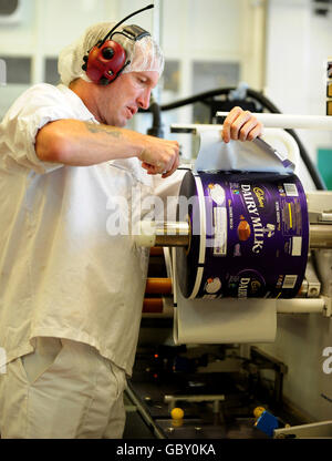 Les nouveaux laits de Cadbury Dairy de Fairtrade ont été mis en service pour la première fois à l'usine de Bournville, à Birmingham, le lundi 20 juillet. Banque D'Images