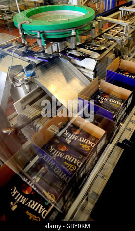 Les nouveaux laits de Cadbury Dairy de Fairtrade ont été mis en service pour la première fois à l'usine de Bournville, à Birmingham, le lundi 20 juillet. Banque D'Images