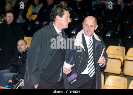 Mick Harford (l) au service commémoratif de Brian Clough à Pride Park, domicile du comté de Derby Banque D'Images