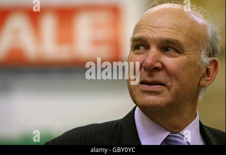 Le vice-président libéral démocrate Vince Cable MP lors d'une visite à BD et H Printers à Norwich, tout en se délectant devant l'élection partielle de Norwich North ce jeudi. Banque D'Images