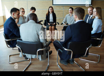 Assis en cercle d'affaires de l'entreprise séminaire Banque D'Images