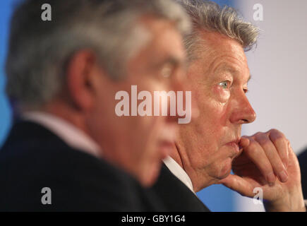 Le secrétaire à la Justice Jack Straw (à gauche) et le secrétaire à l'intérieur Alan Johnson assistent à la conférence « les jeunes et le crime, les prochaines étapes », au terrain de cricket des Lords, pour souligner le premier anniversaire du Plan d'action contre la criminalité chez les jeunes Banque D'Images