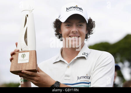 Les Irelands du Nord Rory McIlroy célèbre sa victoire lors du défi rire Erne à la station balnéaire de rire Erne, Fermanagh, Irlande du Nord. Banque D'Images