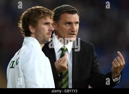 Tony Mowbray, directeur du Celtic (à droite), donne des instructions pour remplacer Paddy McCourt (à gauche) sur la ligne de contact Banque D'Images