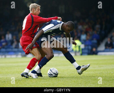 Football - pré saison amicale - Southend United v Ipswich Town - Roots Hall.Lee Martin d'Ipswich (à gauche) en action avec Francis Laurent de Southend pendant une pré-saison amicale à Roots Hall, Southend. Banque D'Images