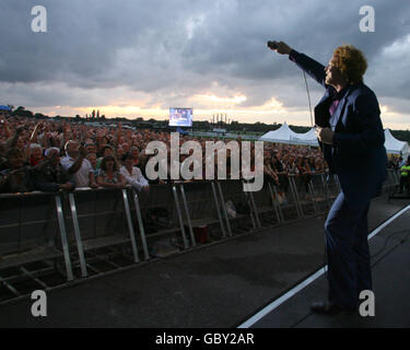 Courses hippiques - Simply Red Music Night - Sandown Park.Mick Hucknall de Simply Red se produit sur scène à Sandown Park Raceourse Banque D'Images