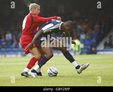 Football - pré saison amicale - Southend United v Ipswich Town - Roots Hall.Lee Martin, de la ville d'Ipswich (à gauche), en action avec Francis Laurent, de Southend United, lors d'une pré-saison amicale à Roots Hall, Southend. Banque D'Images